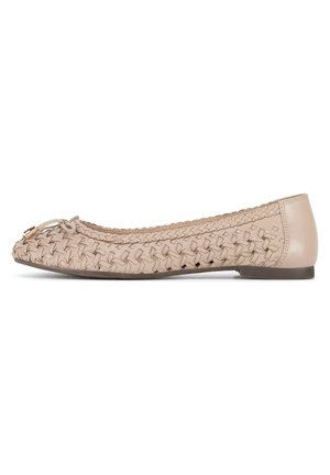 Bailarina plana de cuero tejido beige con un pequeño lazo y detalle metálico en la puntera, y suela plana de goma.