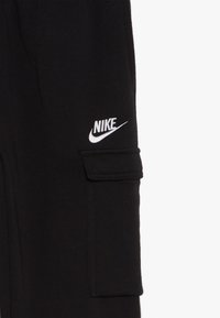 Nike Sportswear CLUB CARGO - Tracksuit bottoms - black/white/black ...