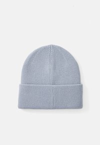 Berretto a maglia azzurro chiaro con texture a coste, dotato di risvolto e parte superiore arrotondata.