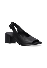 Schwarze Leder-Slingback-Schuh mit offenem Zeh, mittelhohem Blockabsatz und verstellbarem Riemen mit quadratischer Schnalle. Glatte Textur, minimalistisches Design.