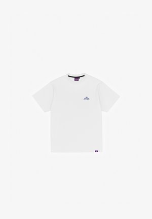 T-shirt branca com mangas curtas, decote redondo e um pequeno logótipo azul na zona do peito. Apresenta uma etiqueta roxa no canto inferior esquerdo.