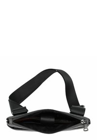 Bolso de hombro de tela gris con un diseño plano, correa negra, cierre de cremallera y un forro interior suave. Presenta compartimentos internos para una mejor organización.