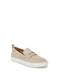 Chaussure slip-on en daim beige avec une silhouette basse et un détail de sangle texturée, dotée d'une semelle blanche à nervures pour la stabilité et le confort.