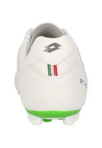 Valkoiset jalkapallokengät, joissa on vihreä pohja ja valkoinen yläosa. Noin kantapään kohdalla on punaisia ja vihreitä raitoja sekä hopeinen logo takana.