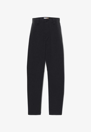 Pantaloni di cotone neri con design a gamba dritta, dotati di chiusura a bottone e passanti per cintura. Texture liscia, senza motivi o accenti visibili.