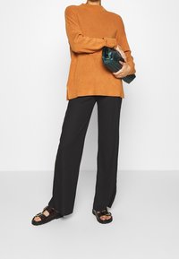 Lounge Nine Sweter