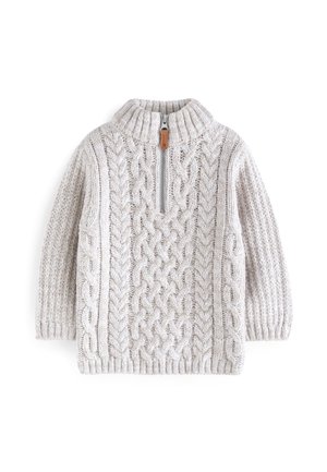 Pull gris clair en maille avec motifs torsadés, col côtelé, manches longues et une fermeture éclair frontale quart de zip avec un tirette marron.