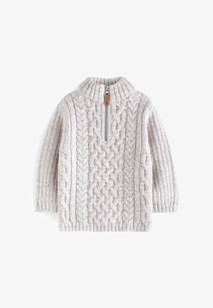 Lysegrå strikket sweater med kablede mønstre, ribbet krave, lange ærmer og en kvart lynlås foran med brun træktap.