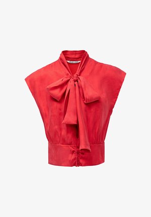 Blouse rouge sans manches avec large col et grand nœud noué au cou, boutonnée à l'avant et taille ajustée.