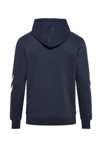 Granatowa bluza z kapturem z długimi rękawami, elastycznymi mankietami i ściągaczem oraz białymi wzorami w kształcie jodełki na zewnętrznych częściach ramion.