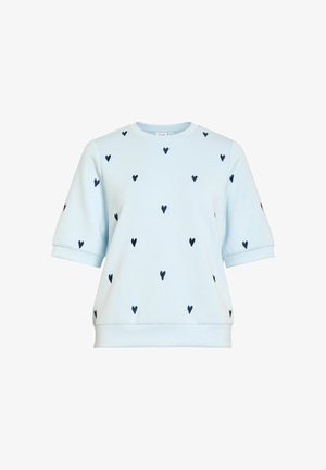 Hele sinine lühikeste varrukatega dressipluus väikeste hajutatud tumelõngade südame mustritega ja ümmarguse kaelusega.