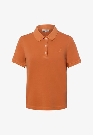 Polo à manches courtes orange rouille avec trois boutons et petit logo brodé sur la poitrine gauche.