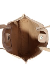Sac fourre-tout beige avec un extérieur en cuir lisse, un intérieur doublé en tissu et une fermeture à bouton-pression. Il est équipé de poignées robustes et d'un compartiment principal spacieux.