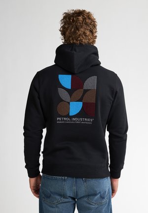 Zwarte capuchontrui met een veelkleurig geometrisch ontwerp op de achterkant in bruin, blauw, bordeauxrood en grijs, met bedrukte logo-tekst.