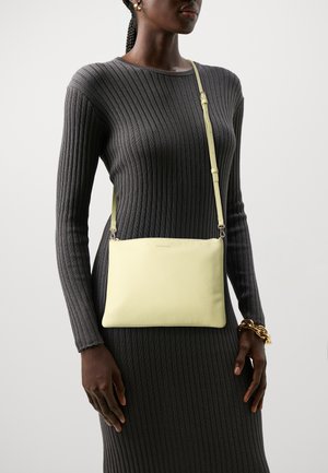 Coccinelle BEST CROSSBODY - Sac bandoulière - lime wash