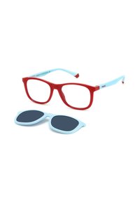 Rode rechthoekige bril met een blauw plastic montuur en bijpassende blauwe zonnebril eronder. Beide hebben donkere glazen en een gladde textuur.