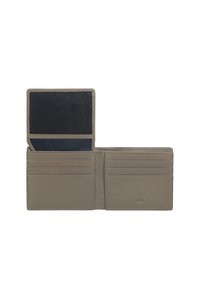 Portafoglio in pelle grigio chiaro, dotato di diverse fessure per carte, un compartimento blu navy e una texture liscia. Design minimalista con logo impresso.
