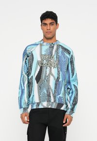 Multicolor sweatshirt med en texturerad mönster i blått, svart och grått. Den har rund hals och avslappnad passform, med en logotryck framtill.