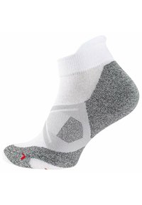 Calzino sportivo bianco e grigio con cavigliera imbottita, motivi grigi testurizzati e un accento rosso vicino alla punta.