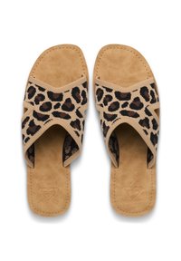 Sandales à enfiler imprimé léopard avec une semelle intérieure beige en daim synthétique et des sangles croisées en tissu. Conception à bout ouvert, semelle plate, couture minimaliste.