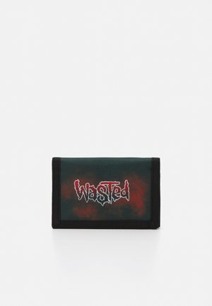 Cartera rectangular de lona verde oscuro con ribete negro. Presenta el logo "Wasted" en rojo y blanco, con un fondo de patrón de tie-dye.