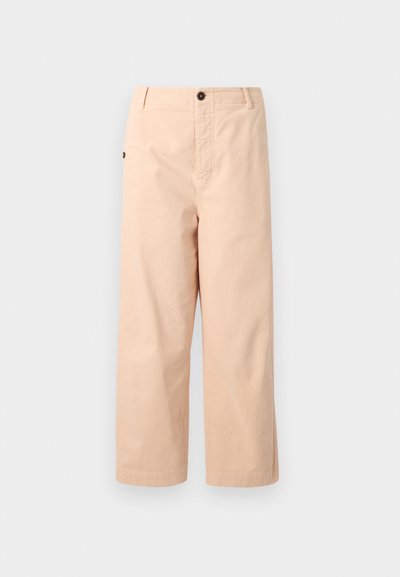 Pantaloni din bumbac bej, scurți, cu o croială dreaptă, având un singur nasture la talie și buzunare laterale. Textură netedă, fără tipare.