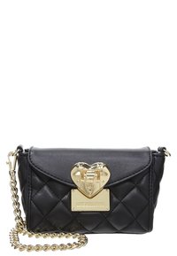 Svart vadderad handväska i syntetläder med ett guldhjärtformat lås och kedjesnöre. Designen inkluderar en rektangulär etikett med "LOVE MOSCHINO."
