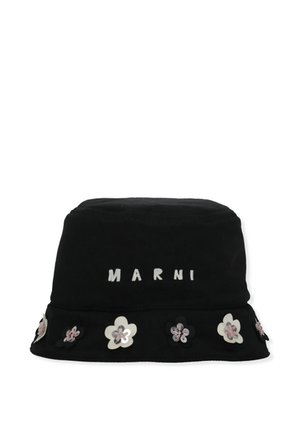 Cappello a secchiello nero con la scritta "MARNI" in lettere bianche e piccoli applicazioni floreali bianche e nere con accenti argento intorno alla tesa.