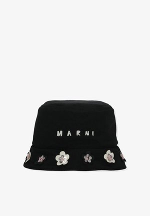 Cappello a secchiello nero con la scritta "MARNI" in lettere bianche e piccoli applicazioni floreali bianche e nere con accenti argento intorno alla tesa.