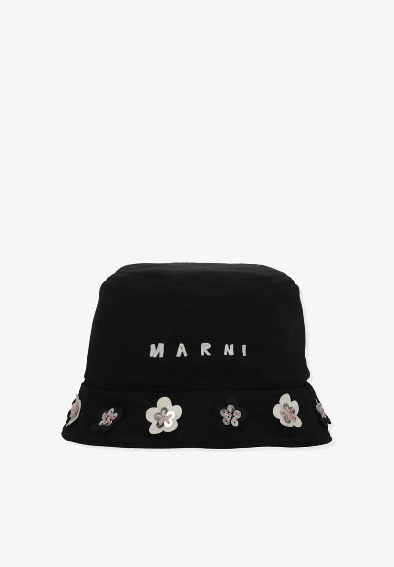 Cappello a secchiello nero con la scritta "MARNI" in lettere bianche e piccoli applicazioni floreali bianche e nere con accenti argento intorno alla tesa.