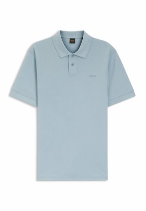 Lichtblauw polo shirt met korte mouwen, twee knopen en een subtiel Boss-logo op de borst, weergegeven op een witte achtergrond.