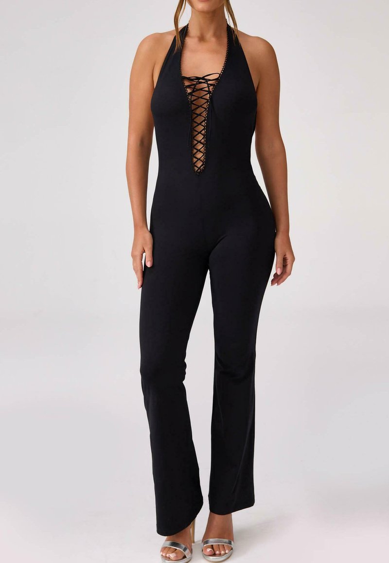 Czarny kombinezon z dekoltem halter, głębokim V-wycięciem z koronkowym sznurowaniem z przodu, dopasowanym krojem i szerokimi nogawkami. Wykonany z gładkiego, elastycznego materiału.