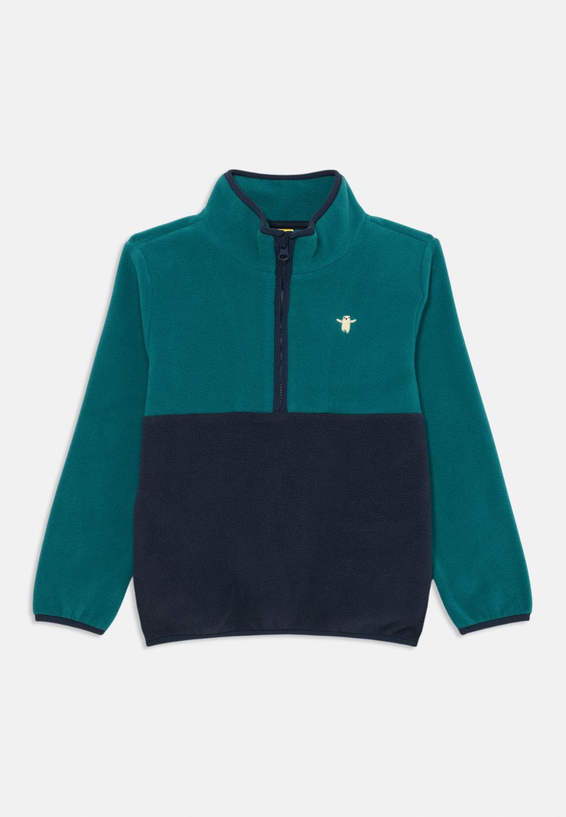 Pulover din fleece cu guler cu fermoar, având o secțiune superioară verde și o secțiune inferioară bleumarin. Detaliu brodat mic pe piept.