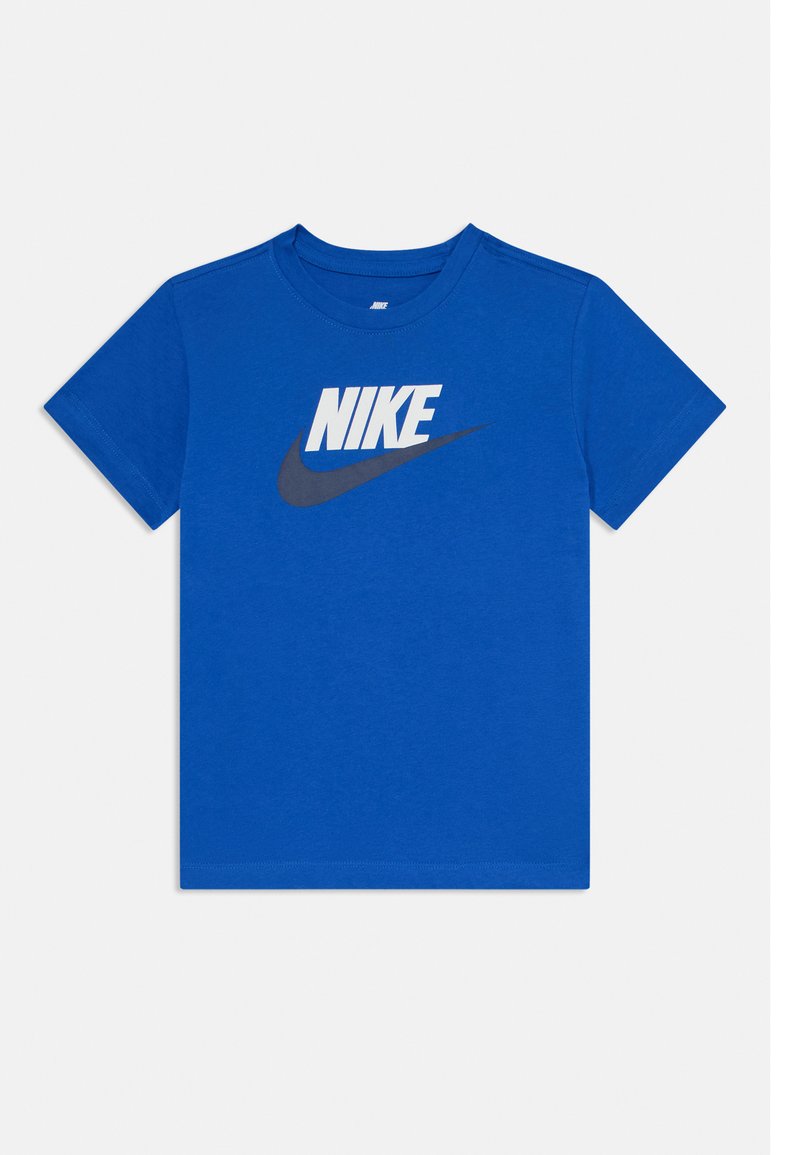 Plava pamučna majica kratkih rukava s velikim bijelim logom "NIKE" i sivoj grafici swoosh sprijeda. Jednostavan dizajn s okruglim vratom.