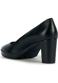 Scarpa nera in pelle con tacco alto, punta arrotondata, ritaglio incassato e tacco a blocco spesso. Tessuto liscio con dettagli di cucitura sottili.