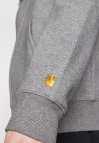 Carhartt WIP HOODED CHASE JACKET - Sudadera con cremallera - dark grey heather/gold