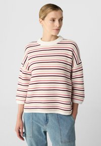 Sweter w paski wykonany z dzianiny, z poziomymi paskami w kolorach kremowym, różowym i bordowym. Luźny fason z prążkowanym dekoltem i rękawami o długości trzy czwarte.