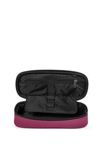 Kieszonkowe etui z magentowym zewnętrzem i czarnym wnętrzem. Posiada kieszeń i elastyczne paski do organizacji. Gładkie wykończenie.