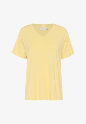 T-shirt jaune à manches courtes et col en V, fabriqué en tissu doux, avec une coupe décontractée et une texture lisse. Étiquette du fabricant visible au niveau du cou.
