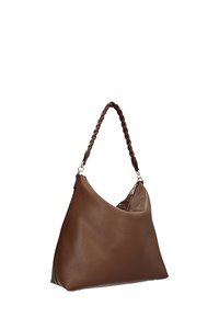 Bolso de cuero marrón con una superficie suave y texturizada, con un asa trenzada y un bolsillo con cremallera. Diseño elegante y angulado.