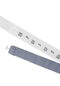 Blaue und weiße gemusterte Stoffband mit einem Metallhaken, daneben ein schlichtes weißes Band mit Größenangaben in schwarzer Schrift.