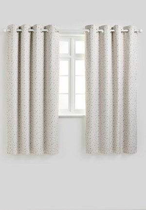 Hellbeige Vorhänge mit kleinem mehrfarbigem Blumenmuster hängen teilweise geöffnet an einer weißen Gardinenstange vor einem weißen Fenster.