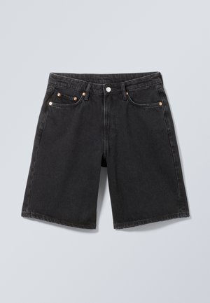 Čierne denimové šortky s predným gombíkom, očkami na opasok a dizajnom s piatimi vreckami, zobrazné na neutrálnej sivej podkladovej ploche.