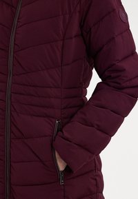 Lauren Ralph Lauren CHEVRON-QUILTED HOODED JACKET - Zimski kaput - pinot noir