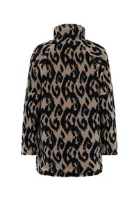 Fleecna jakna s visokim ovratnikom koja ima uzorak crnoplavog leopard printa, prikazana s leđa.