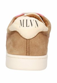 Braune Wildleder-Sneaker mit einem rosa Akzent und einer cremefarbenen Fersenlasche, die "MLVN" in Schwarz aufgedruckt hat. Weiße Gummisohle mit strukturierter Oberfläche.