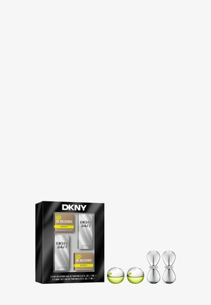 Le coffret fragrance DKNY comprend deux flacons en forme de pomme verte Be Delicious et deux flacons argentés en forme de sablier DKNY 24/7 avec une boîte noire.