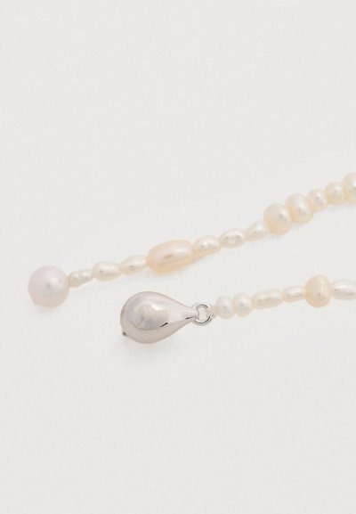 Κολιέ με μαργαριτάρια σε λευκό και ανοιχτό ροζ, σε ακανόνιστο σχήμα, με ασημένιο κούμπωμα σε σχήμα σταγόνας. Ομαλή υφή, ποικίλα μεγέθη και χρώματα.