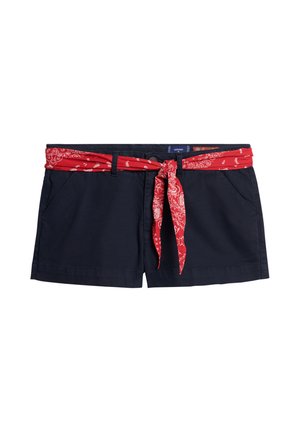 Marineblauwe shorts van katoen met een rode bandana riem rond de taille geknoopt. Bevat twee voorzakken en heeft een klassieke snit.