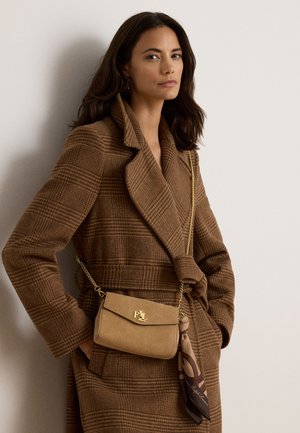 Lauren Ralph Lauren, SCARF-TRIM TURN-LOCK WRISTLET CROSSBODY - Τσάντα χιαστί - camel